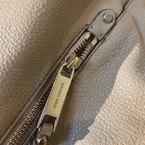 Gray Michael Kors Evie Large Leather Shoulder Bag - Picture 8 of 11